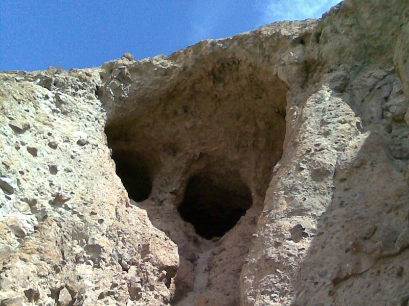 دو غار در ارتفاعات دربند قاطرچی