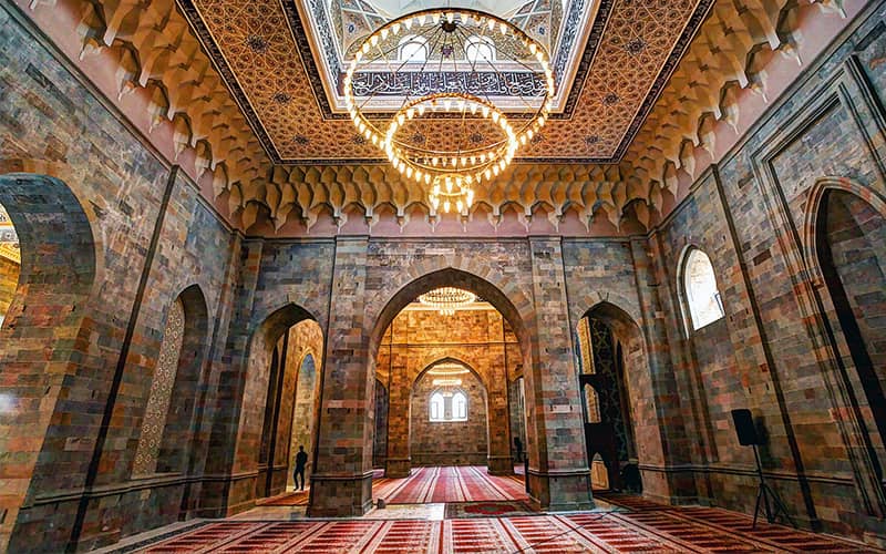 فضای داخلی مسجدی تاریخی با دیوارها و ستون های سنگی