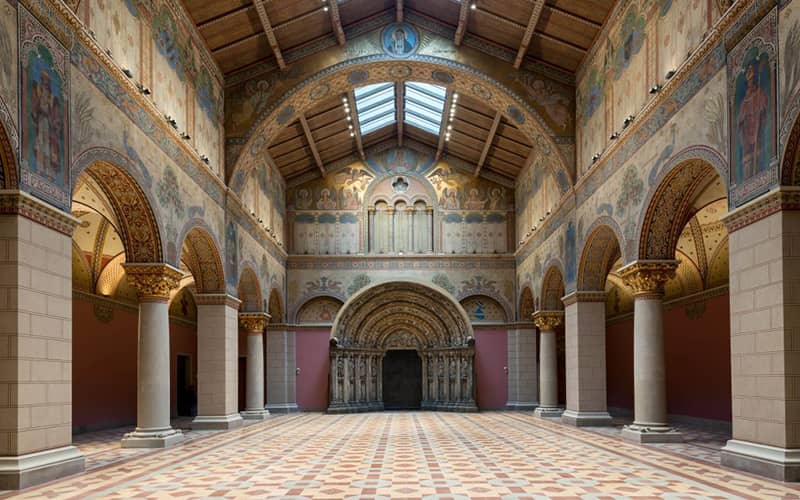 فضای داخلی ساختمانی تاریخی با نقاشی دیواری و ستون های بزرگ
