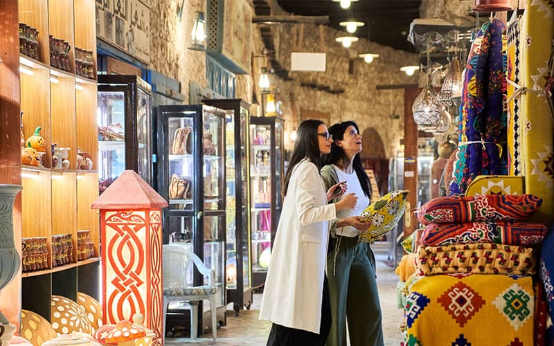 دو زن در حال خرید از بازاری مسقف و سنتی