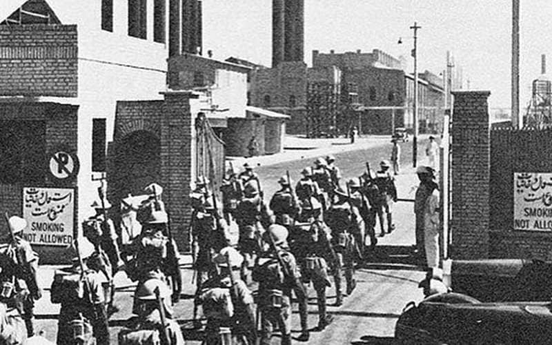 عکسی قدیمی از رژه سربازان 