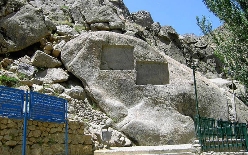 دو کتیبه روی صخره 