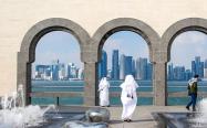 سازه ای طاق مانند مشرف به دریا در شهری عربی