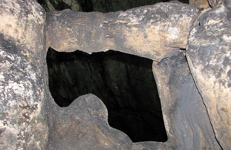 شکافی در دیواره غار دربند شهمیرزاد