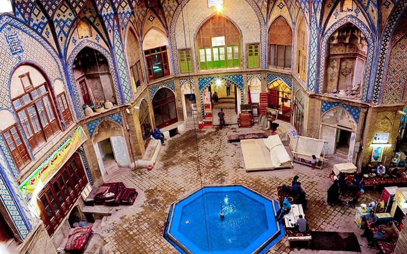 حوض آب در وسط عمارتی تاریخی با تزیینات زیبا