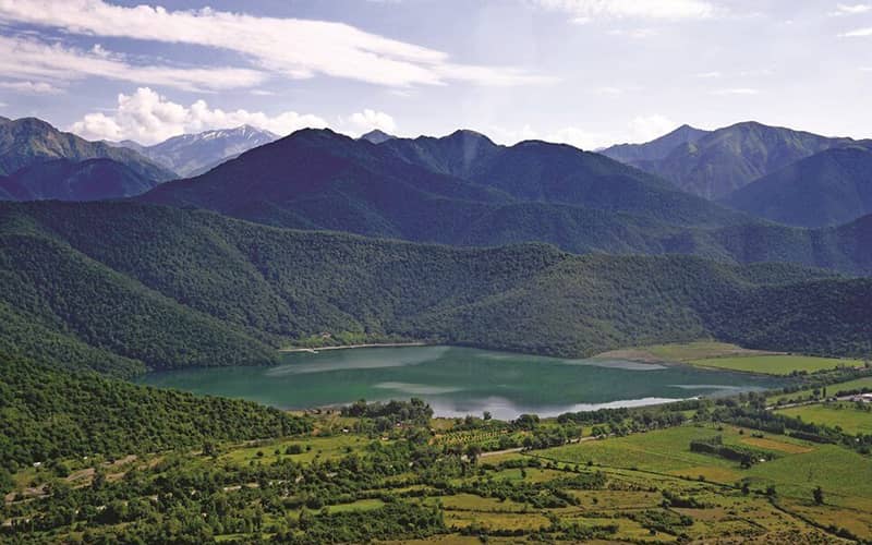 منطقه ای کوهستانی و سرسبز با دریاچه ای پرآب