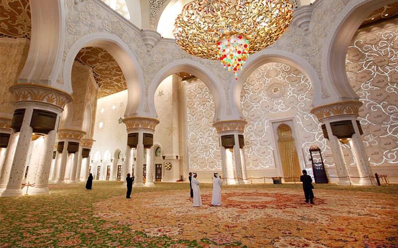 فضای داخلی مسجدی باشکوه با فرشی بسیار بزرگ