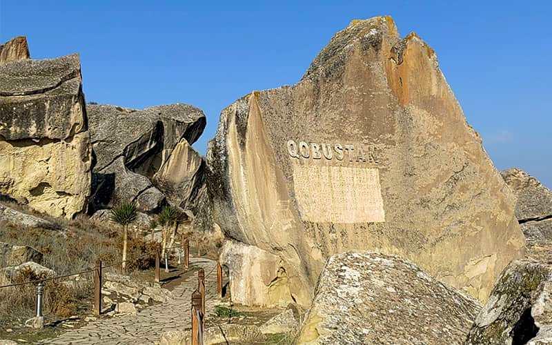 کتیبه ای سنگی روی صخره ای بزرگ با کلمه انگلیسی قبوستان