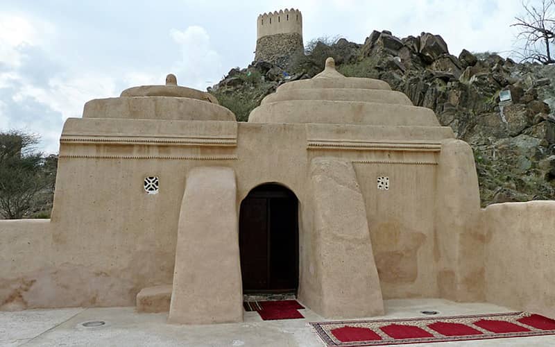 ساختمان کوچک مسجدی بدون گنبد و مناره