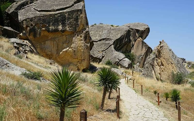 پیاده راهی سنگی در میان صخره های بزرگ