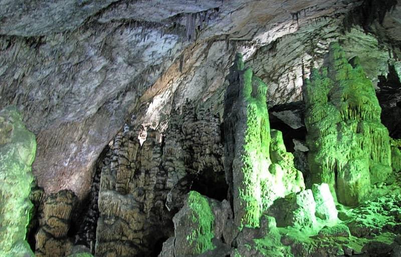 ستون‌های آهکی غار دربند شهمیرزاد