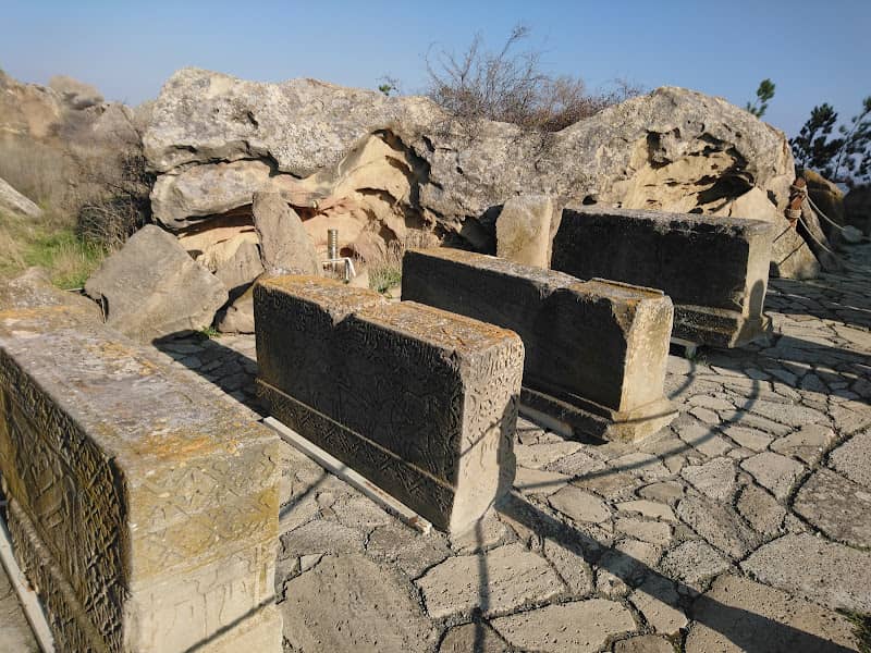 چندین قبر سنگی حکاکی شده