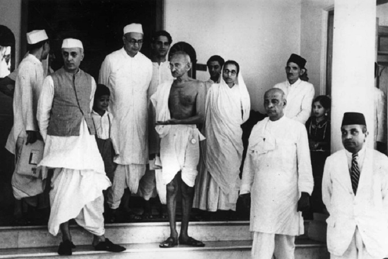 تصویری از گاندی در بین اطرافیان خود