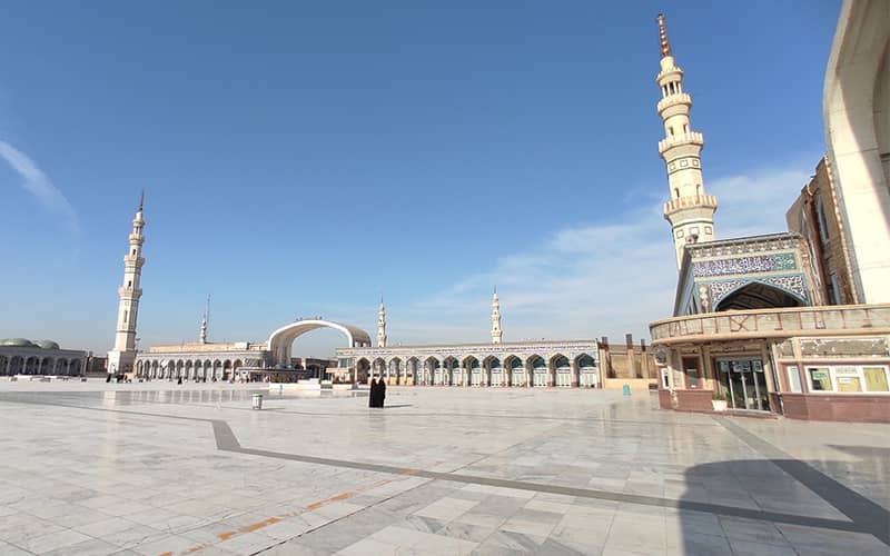 حیاط بزرگ مسجد جمکران با طاق نماهایی در اطراف