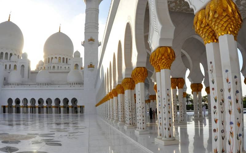 حیاط مسجدی با ستون های سفید متعدد
