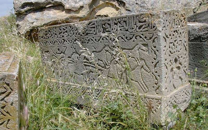 سنگ قبری بزرگ مزین به حکاکی