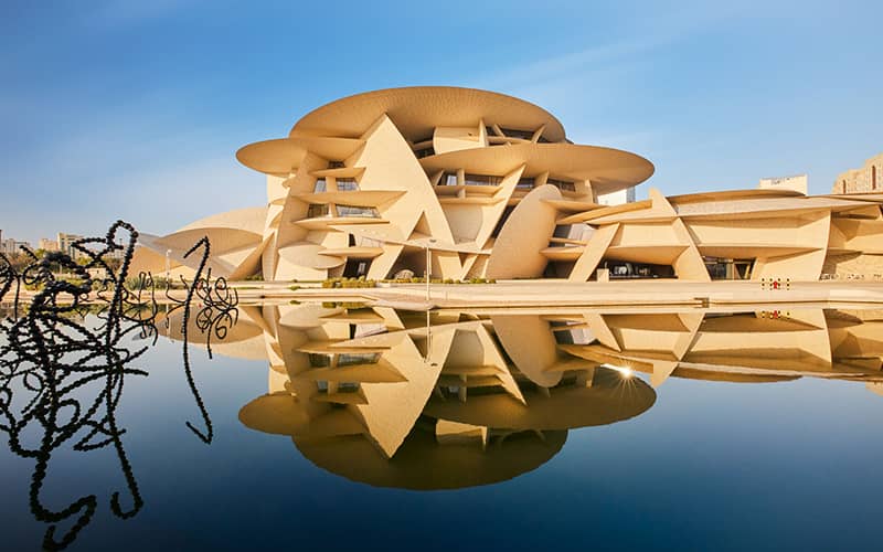 عمارتی با معماری مدرن و انعکاس آن در آب