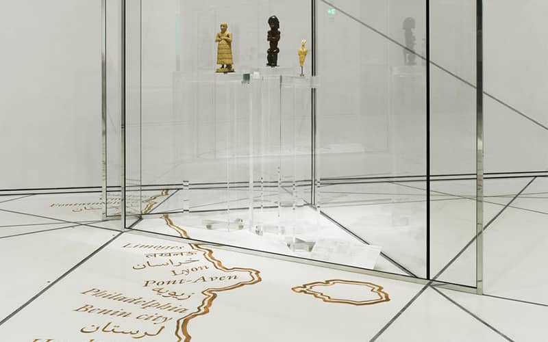آثار تاریخی در ویترین های بزرگ شیشه ای در موزه