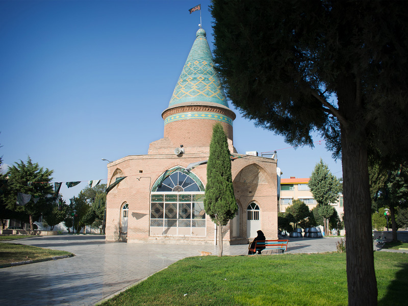 فضای سبز اطراف آرامگاه امامزاده زیدالکبیر