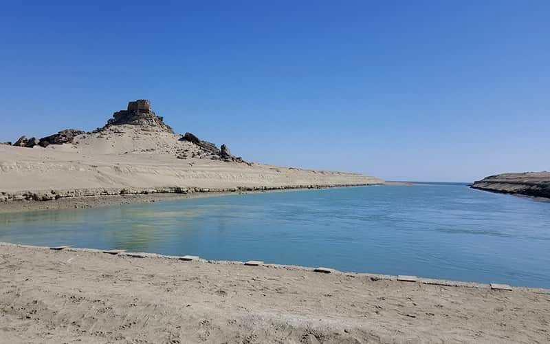 دریاچه ای پرآب در منطقه ای خشک و بدون درخت