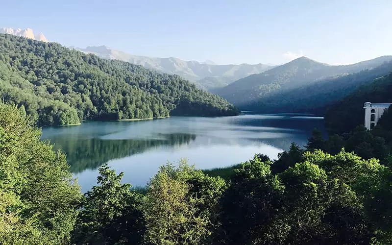 دریاچه ای در وسط منطقه ای کوهستانی
