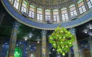 فضای داخلی مسجد جمکران با لوستری سبزرنگ