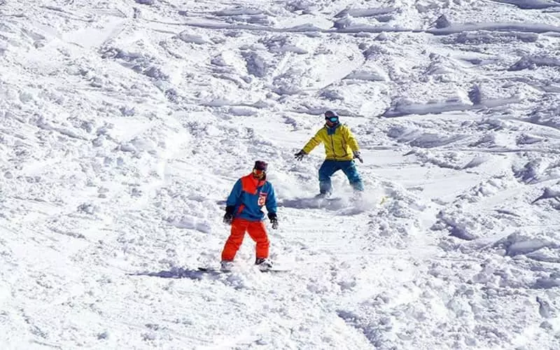 اسکی بازی دو نفر در پیست تاریک دره