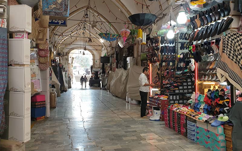 بازاری سنتی و قدیمی با سقف طاقی شکل