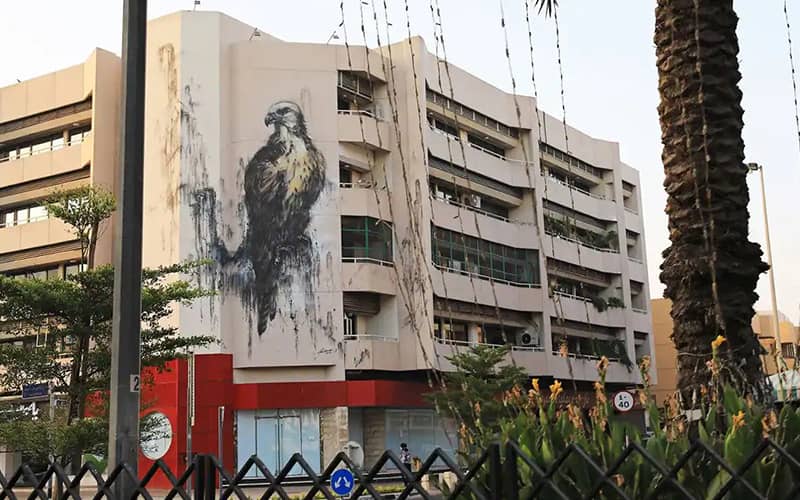 نقاشی عقاب روی دیوار ساختمانی چند طبقه
