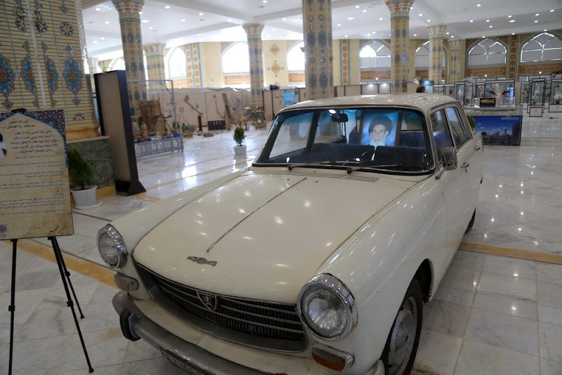 خودروی قدیمی در موزه ای ستون دار