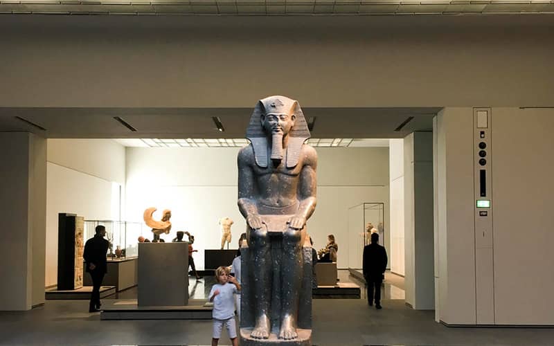 مجسمه ای مصری و چندین مجسمه دیگر در موزه