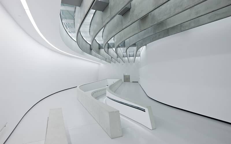 طراحی داخلی موزه هنر قرن ۲۱ رم با خطوط و رنگ سفید