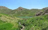 دریاچه لزور در ارتفاعات فیروزکوه در جوار قله میشینه مرگ
