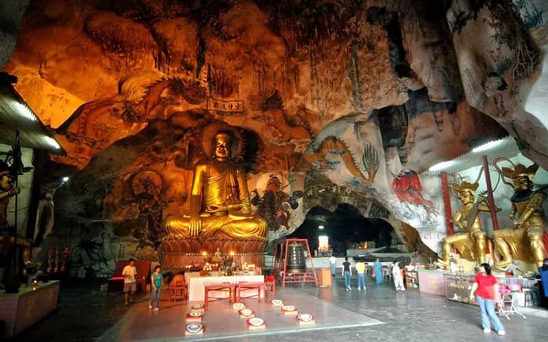 مجسمه بزرگ و طلایی بودا در غار