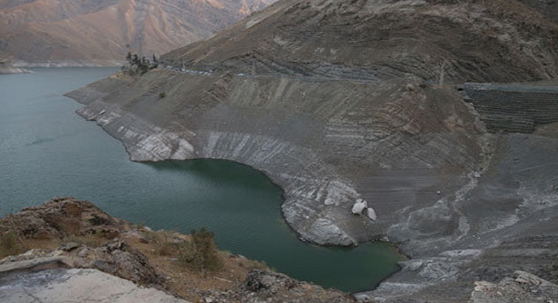 دریاچه سد امیرکبیر بین کوه های البرز از نمای بالا