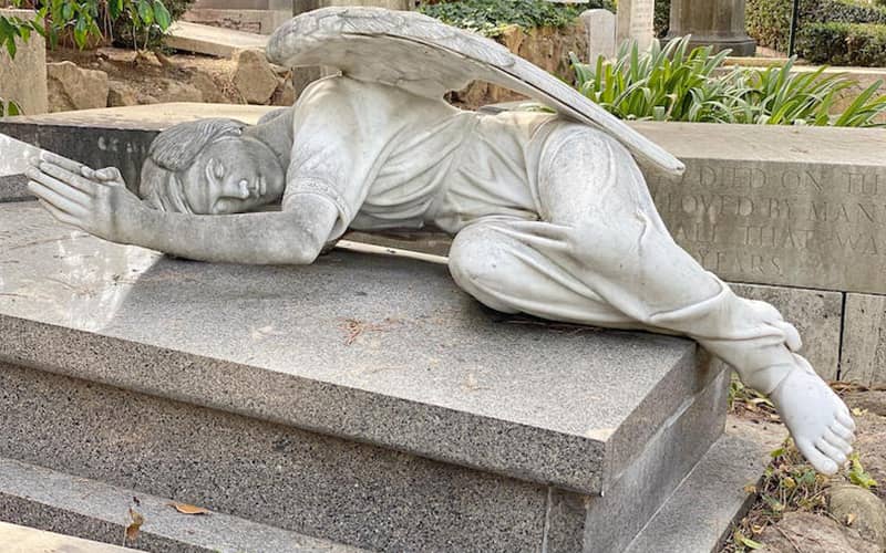 مجسمه فرشته ای بزرگ روی سنگ قبر