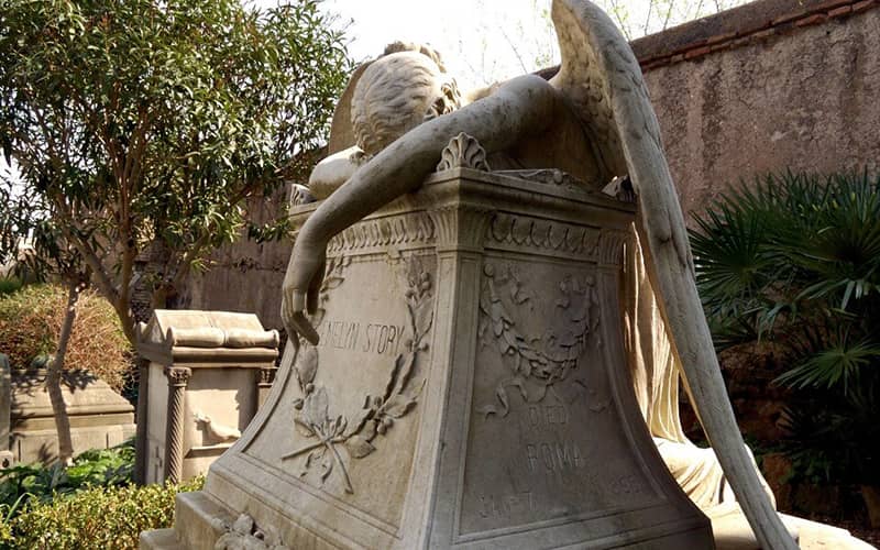 مجسمه فرشته ای روی ناقوسی سنگی با تزیینات 