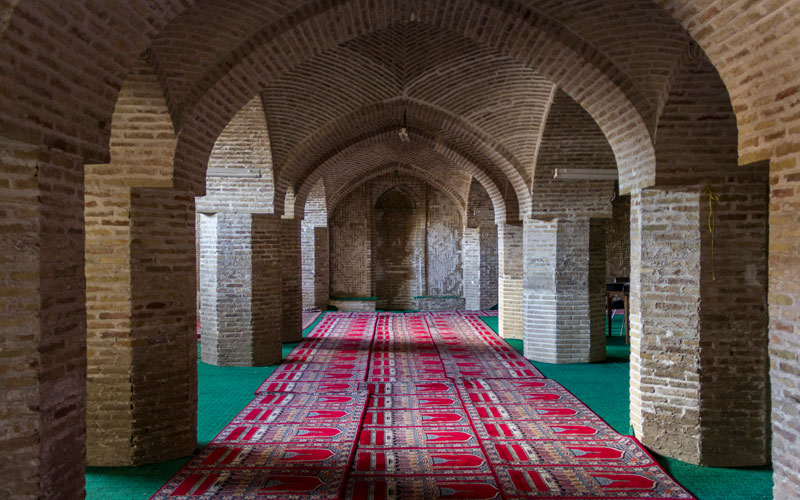 یکی از شبستان‌های مسجد جامع قم