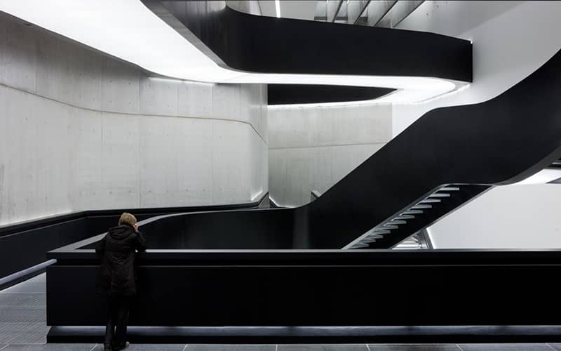 پلکان بزرگ و سیاه رنگ موزه ملی هنر قرن ۲۱