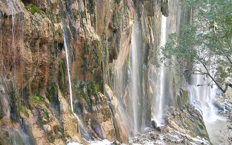 جریان آب در آبشاری بزرگ و مرتفع