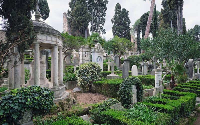 قبرستانی سرسبز با سنگ قبرهای عمودی