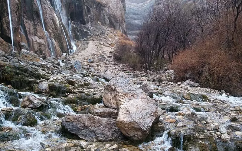 جریان رودخانه در پای آبشار