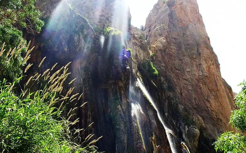 جریان آب آبشار از صخره ای بلند