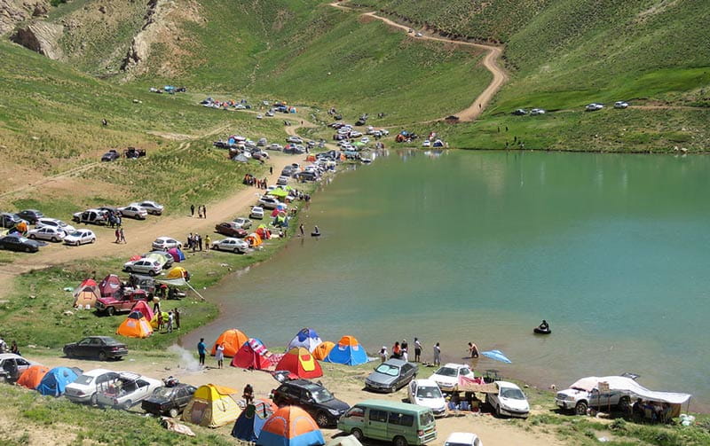 اتراق گردشگران دورتادور دریاچه لزور فیروزکوه