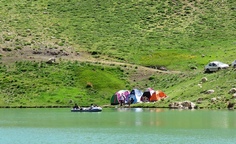 چادرهای کنار دریاچ لزور فیروزکوه و قایق بادی در آب دریاچه لزور