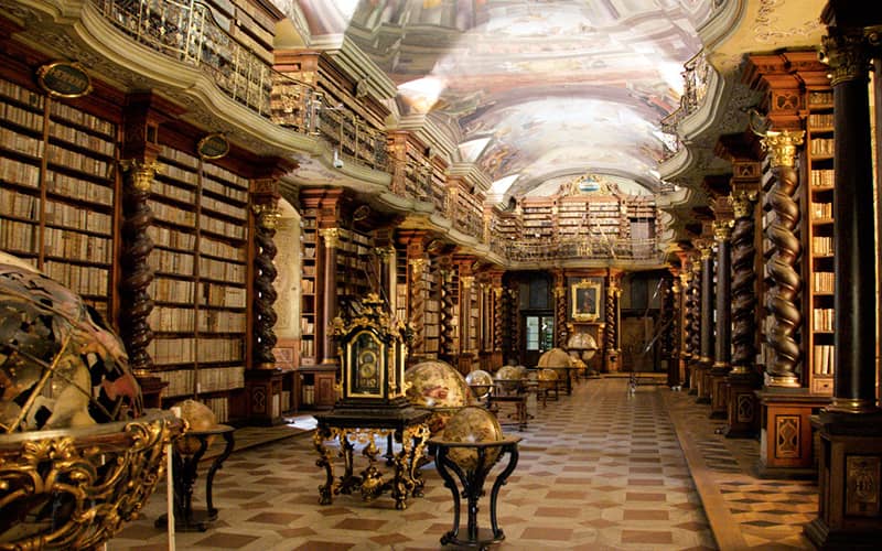 کتابخانه بزرگی در ساختمانی تاریخی و زیبا با چندین کره زمین