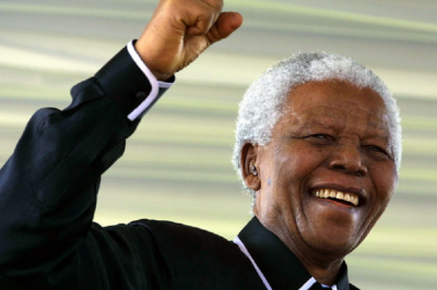 نلسون ماندلا که بود | زندگینامه پدر آفریقای جنوبی مدرن و علت مرگ وی