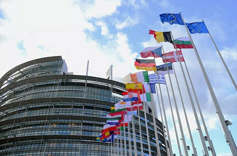پرچم کشورهای عضو اتحادیه اروپازیر ساختمان اتحادیه اروپا از نمای پایین
