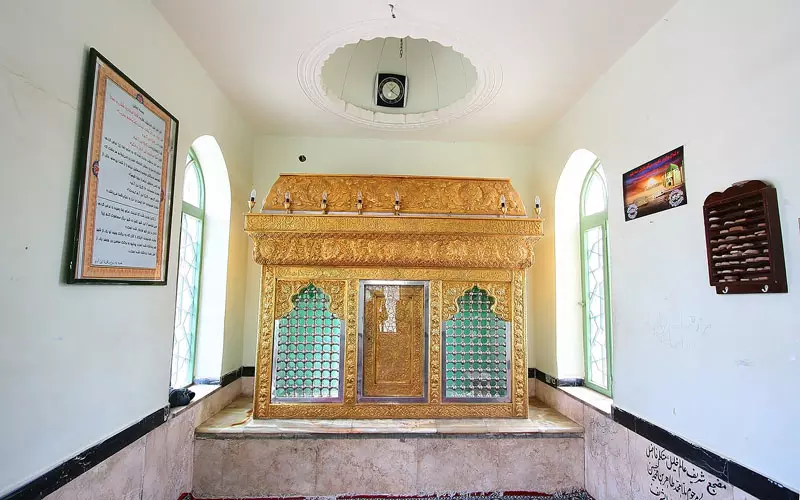 مقبره زکریا بن آدم در قبرستان شیخان