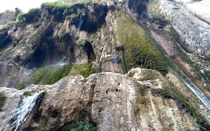 آبشاری بلند روی صخره های خزه بسته